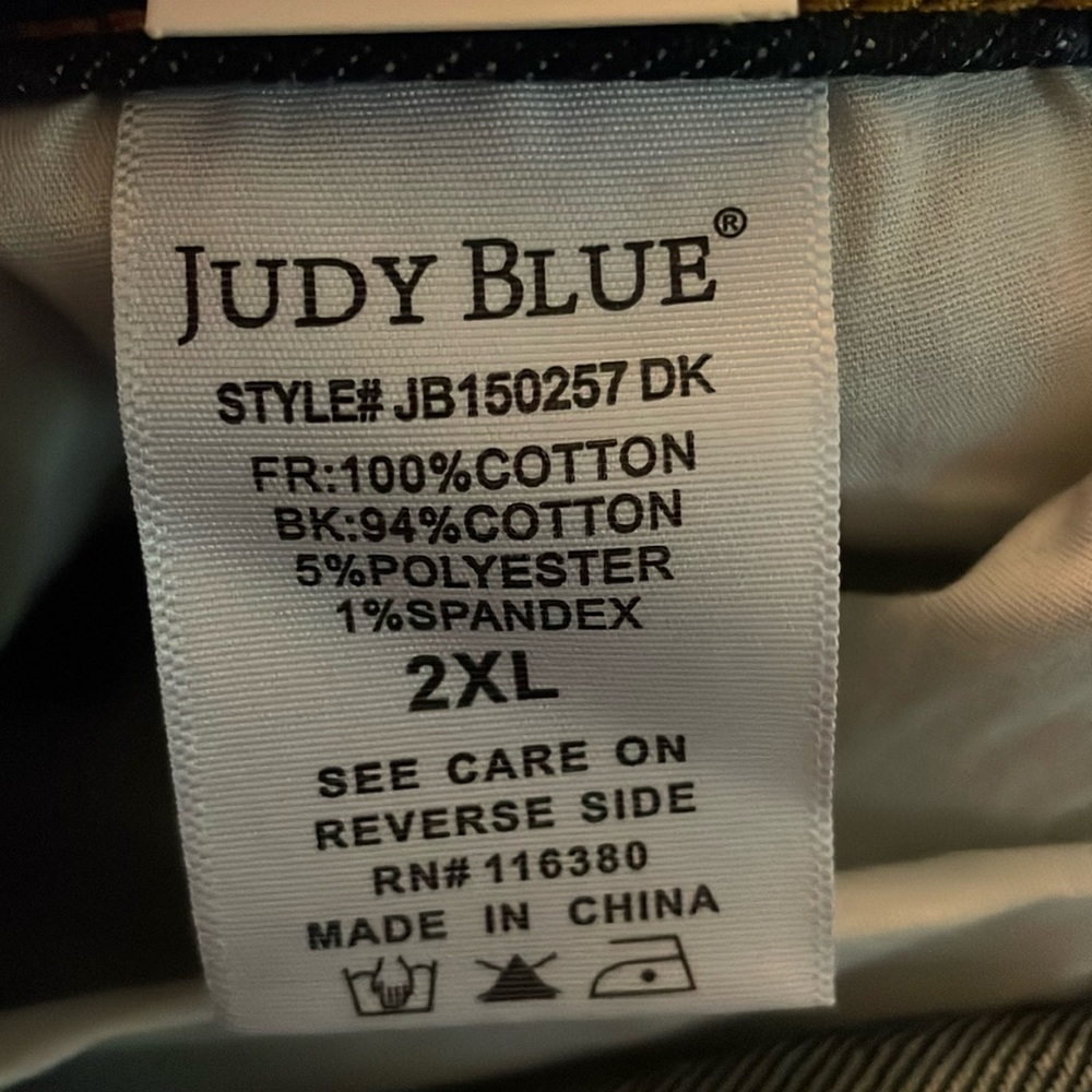 Women's Distressed Denim Shorts - Picture 4 of 5